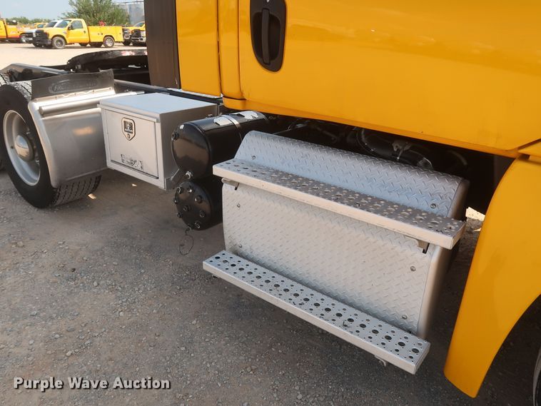 image for item HJ9355 2016 Freightliner Cascadia 125  semi truck