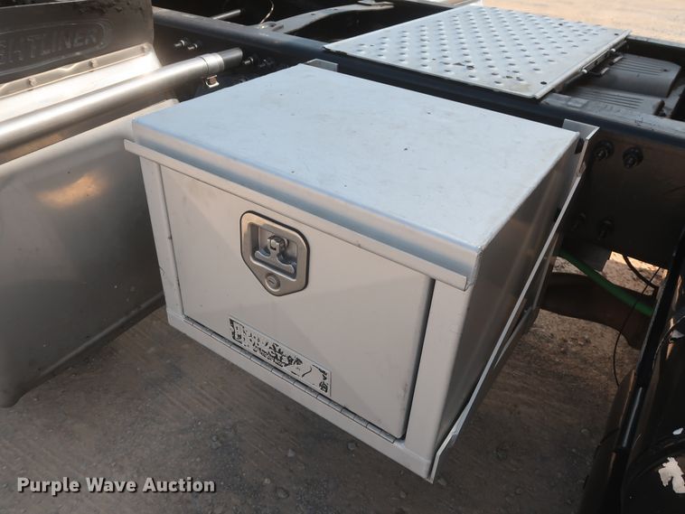 image for item HJ9355 2016 Freightliner Cascadia 125  semi truck