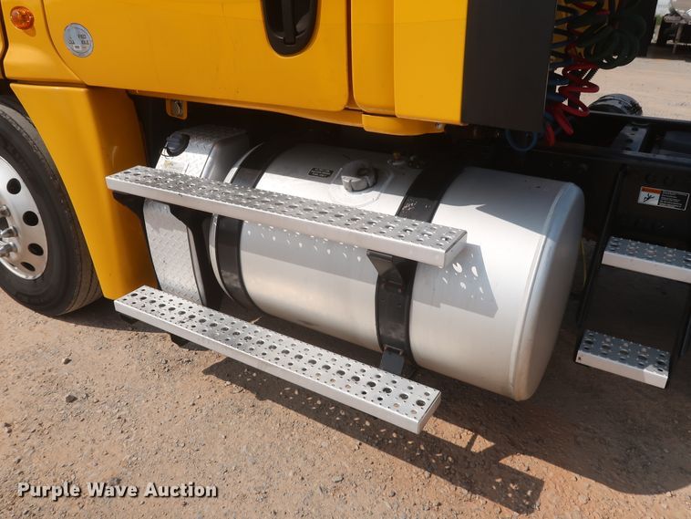 image for item HJ9355 2016 Freightliner Cascadia 125  semi truck