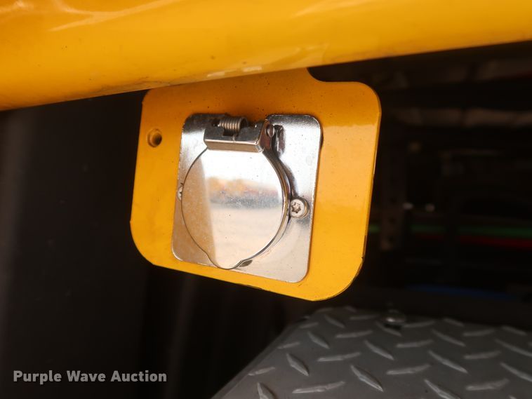 image for item HJ9355 2016 Freightliner Cascadia 125  semi truck