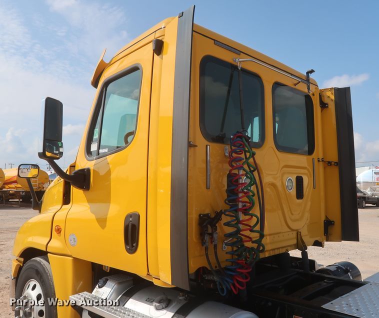 image for item HJ9355 2016 Freightliner Cascadia 125  semi truck