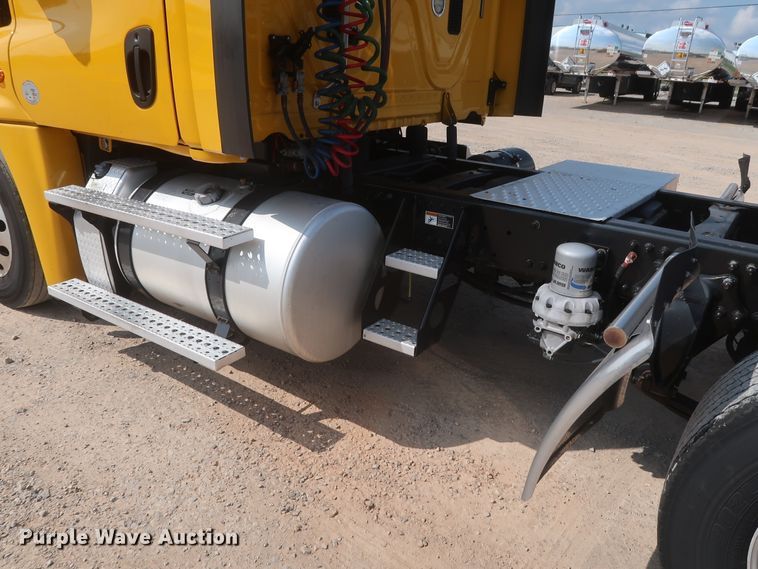 image for item HJ9355 2016 Freightliner Cascadia 125  semi truck