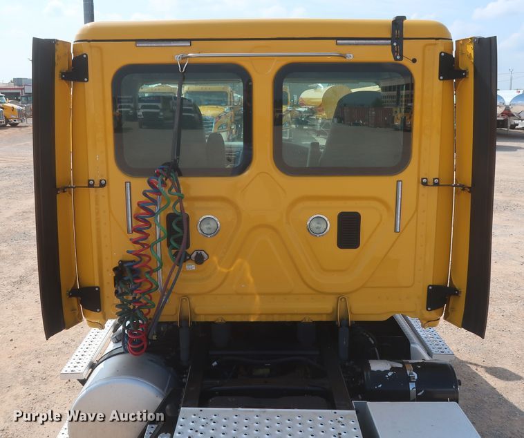 image for item HJ9355 2016 Freightliner Cascadia 125  semi truck