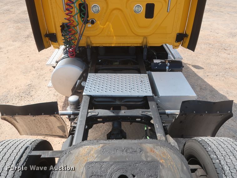 image for item HJ9355 2016 Freightliner Cascadia 125  semi truck