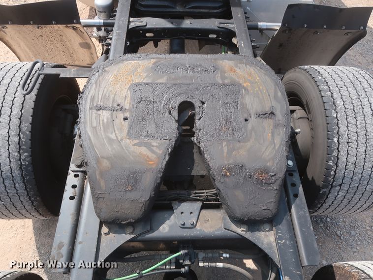 image for item HJ9355 2016 Freightliner Cascadia 125  semi truck