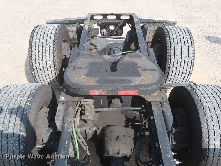 image for item HJ9355 2016 Freightliner Cascadia 125  semi truck