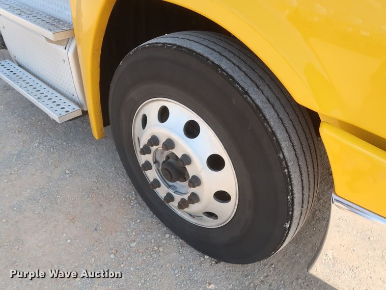 image for item HJ9355 2016 Freightliner Cascadia 125  semi truck