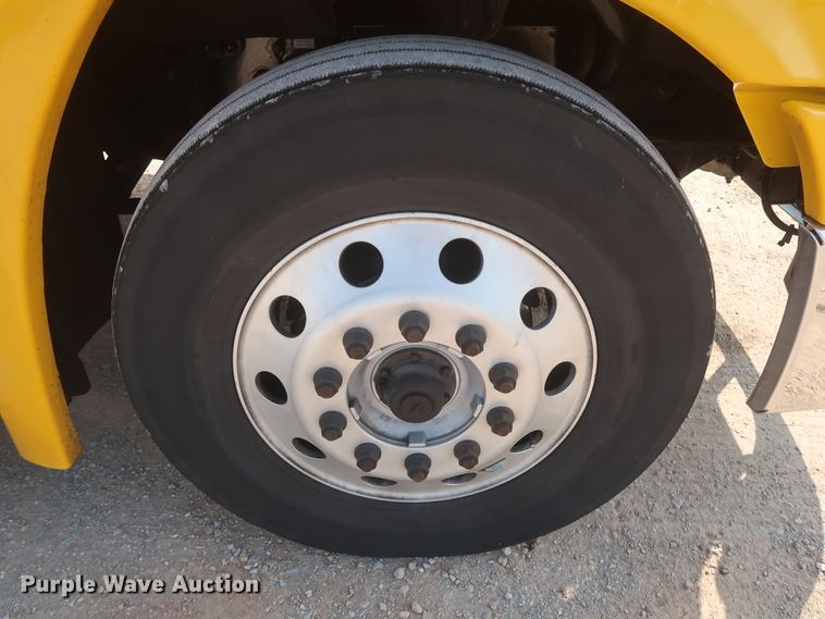 image for item HJ9355 2016 Freightliner Cascadia 125  semi truck