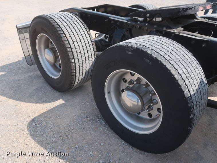 image for item HJ9355 2016 Freightliner Cascadia 125  semi truck