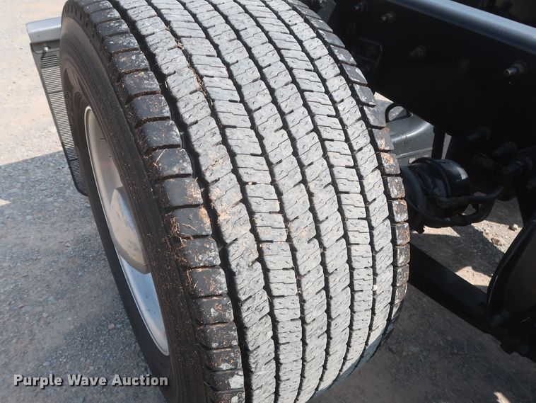 image for item HJ9355 2016 Freightliner Cascadia 125  semi truck