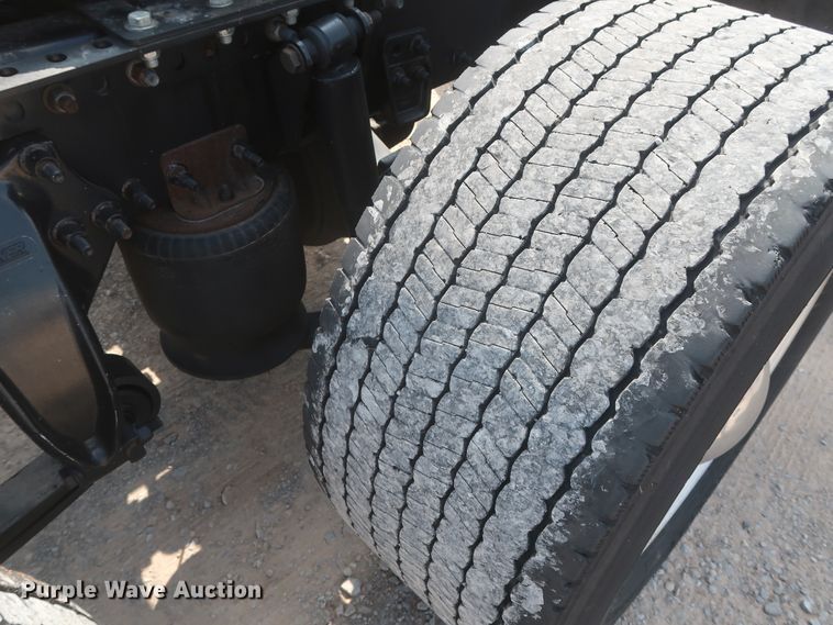 image for item HJ9355 2016 Freightliner Cascadia 125  semi truck