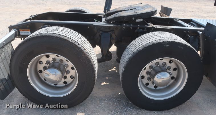 image for item HJ9355 2016 Freightliner Cascadia 125  semi truck