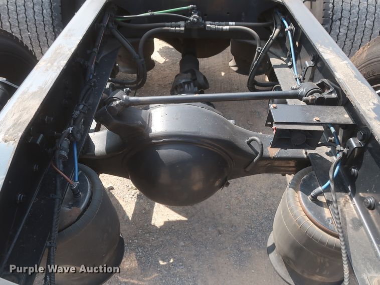 image for item HJ9355 2016 Freightliner Cascadia 125  semi truck