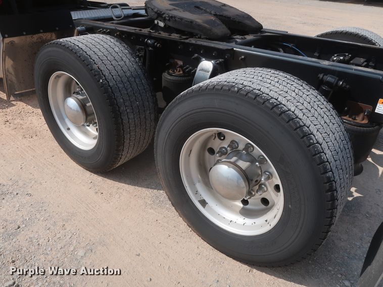 image for item HJ9355 2016 Freightliner Cascadia 125  semi truck