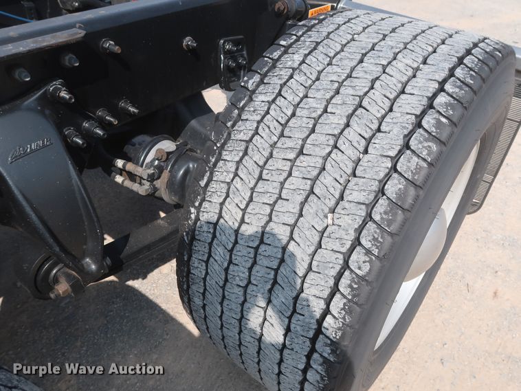 image for item HJ9355 2016 Freightliner Cascadia 125  semi truck