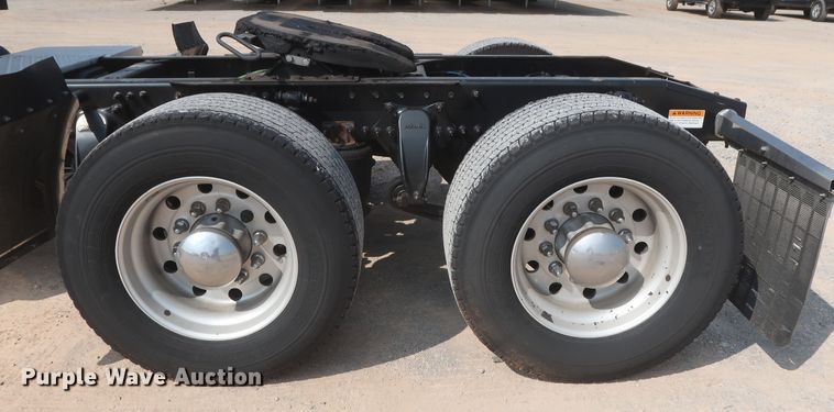 image for item HJ9355 2016 Freightliner Cascadia 125  semi truck