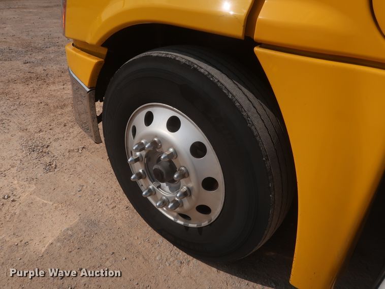 image for item HJ9355 2016 Freightliner Cascadia 125  semi truck