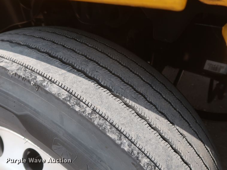 image for item HJ9355 2016 Freightliner Cascadia 125  semi truck