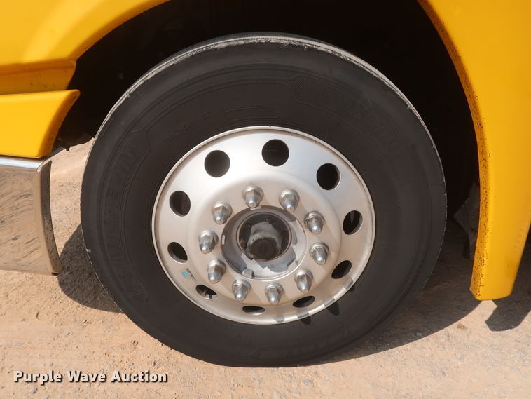 image for item HJ9355 2016 Freightliner Cascadia 125  semi truck