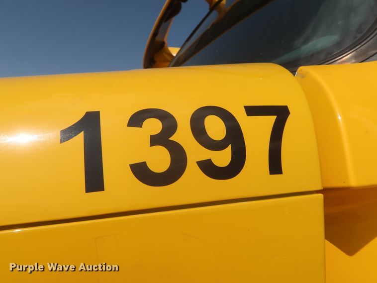 image for item HJ9355 2016 Freightliner Cascadia 125  semi truck