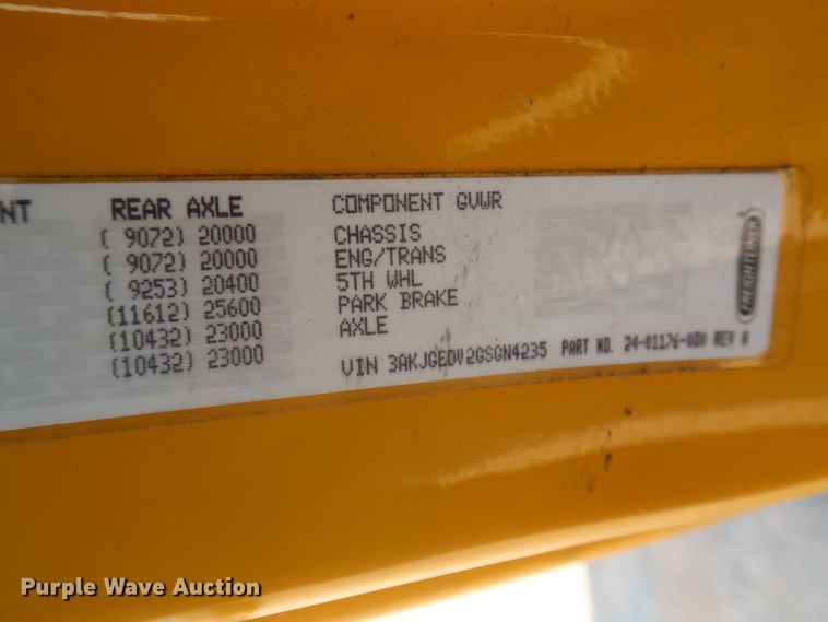 image for item HJ9355 2016 Freightliner Cascadia 125  semi truck