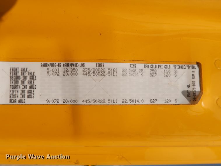 image for item HJ9355 2016 Freightliner Cascadia 125  semi truck