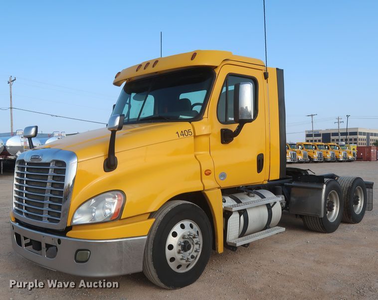 image for item HJ9356 2016 Freightliner Cascadia 125  semi truck