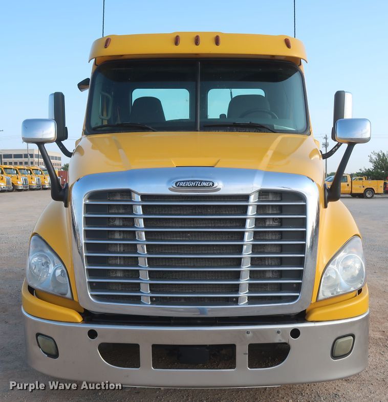 image for item HJ9356 2016 Freightliner Cascadia 125  semi truck