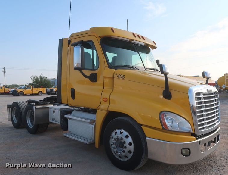 image for item HJ9356 2016 Freightliner Cascadia 125  semi truck