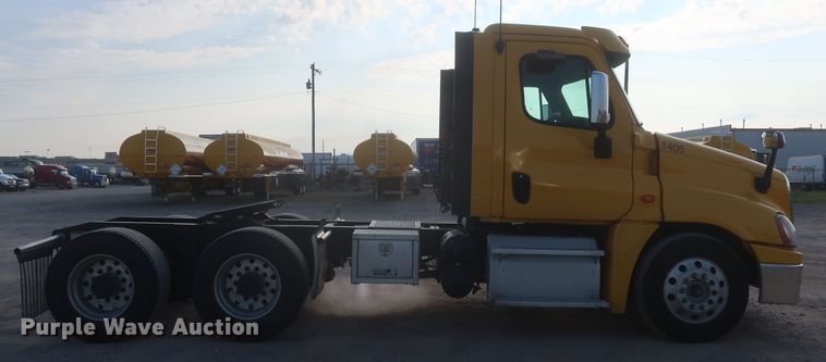 image for item HJ9356 2016 Freightliner Cascadia 125  semi truck