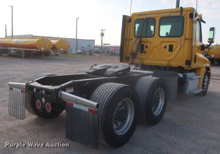 image for item HJ9356 2016 Freightliner Cascadia 125  semi truck