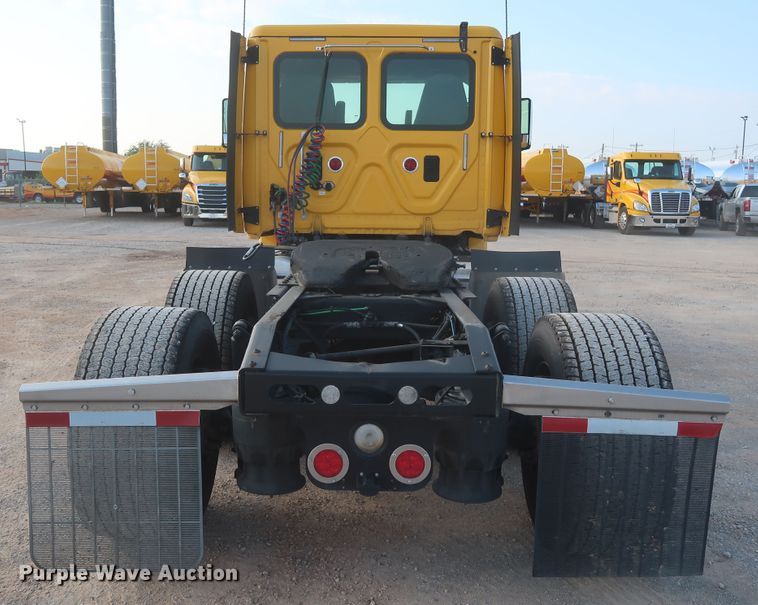 image for item HJ9356 2016 Freightliner Cascadia 125  semi truck