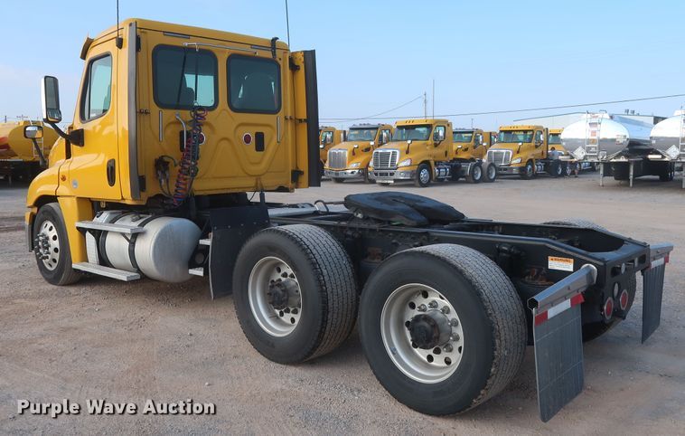 image for item HJ9356 2016 Freightliner Cascadia 125  semi truck