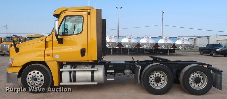 image for item HJ9356 2016 Freightliner Cascadia 125  semi truck