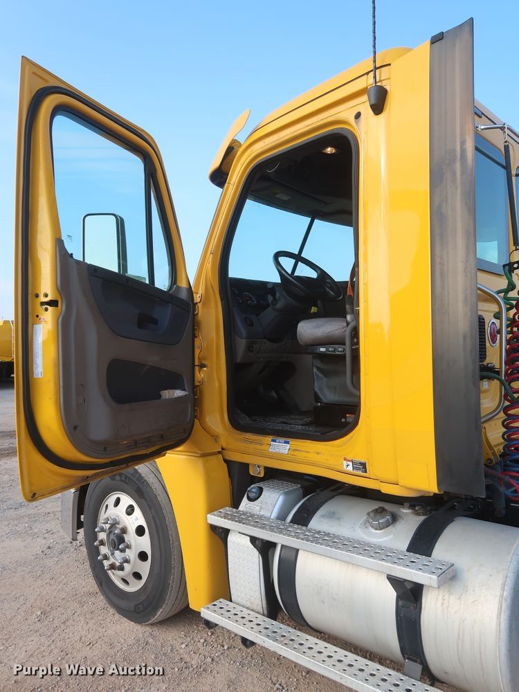 image for item HJ9356 2016 Freightliner Cascadia 125  semi truck