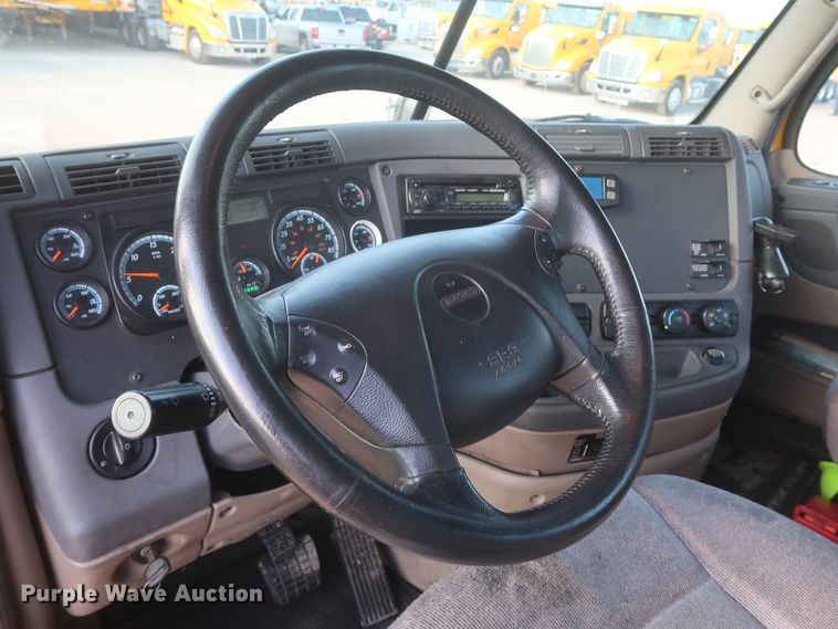 image for item HJ9356 2016 Freightliner Cascadia 125  semi truck