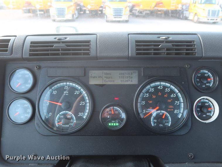 image for item HJ9356 2016 Freightliner Cascadia 125  semi truck