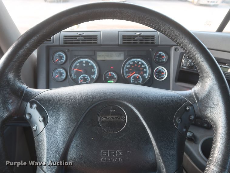 image for item HJ9356 2016 Freightliner Cascadia 125  semi truck