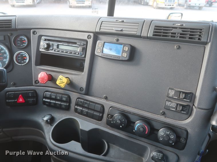 image for item HJ9356 2016 Freightliner Cascadia 125  semi truck