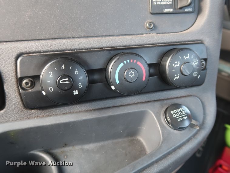 image for item HJ9356 2016 Freightliner Cascadia 125  semi truck