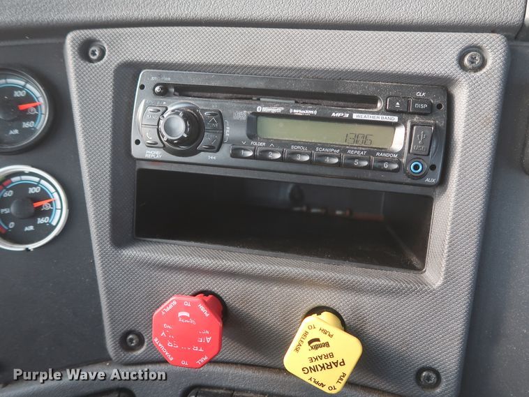 image for item HJ9356 2016 Freightliner Cascadia 125  semi truck