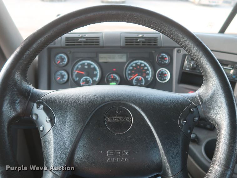 image for item HJ9356 2016 Freightliner Cascadia 125  semi truck