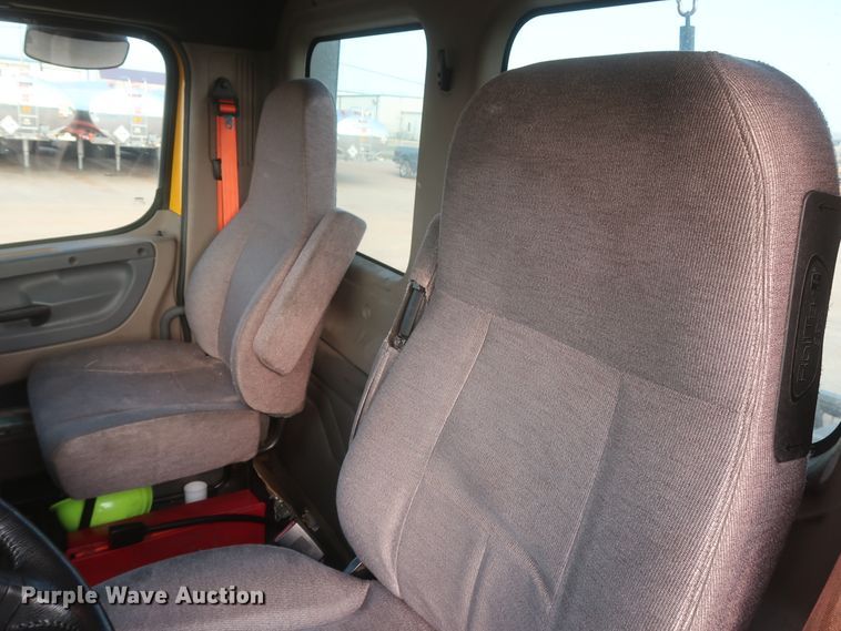 image for item HJ9356 2016 Freightliner Cascadia 125  semi truck