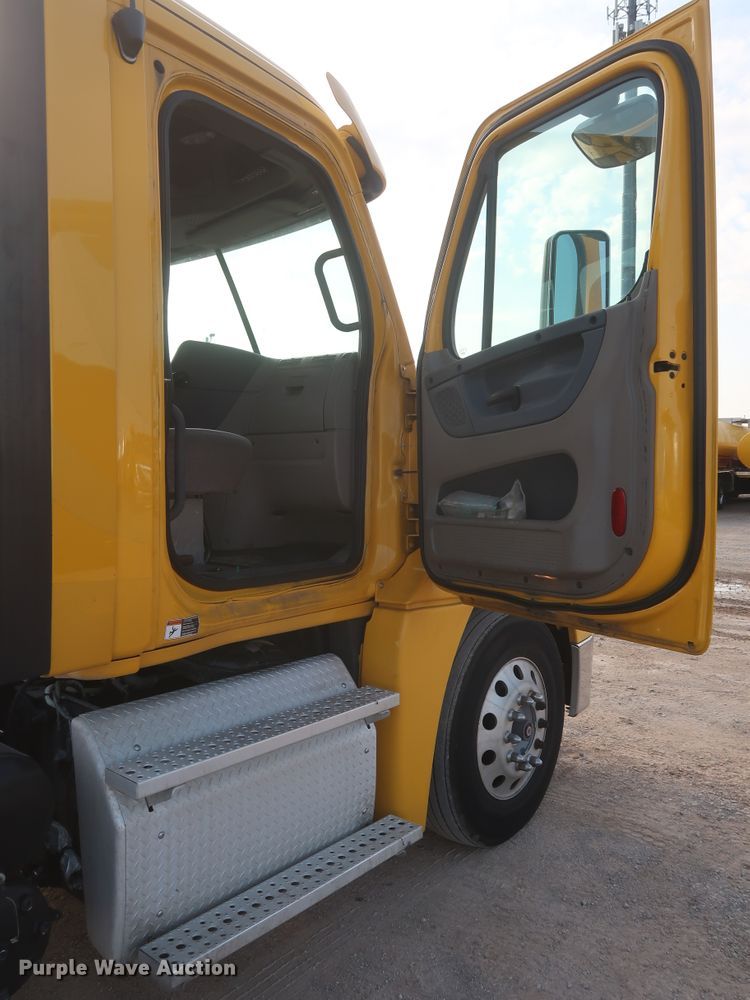 image for item HJ9356 2016 Freightliner Cascadia 125  semi truck