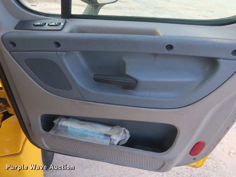 image for item HJ9356 2016 Freightliner Cascadia 125  semi truck