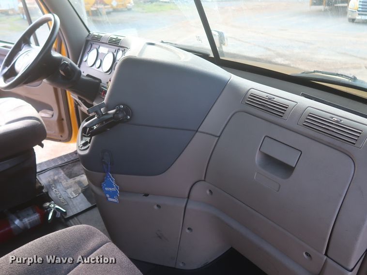 image for item HJ9356 2016 Freightliner Cascadia 125  semi truck