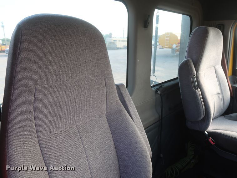 image for item HJ9356 2016 Freightliner Cascadia 125  semi truck