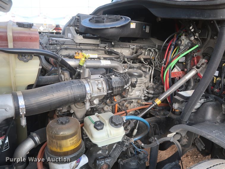 image for item HJ9356 2016 Freightliner Cascadia 125  semi truck