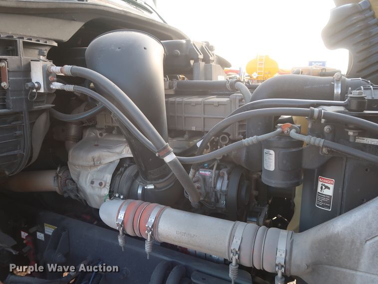 image for item HJ9356 2016 Freightliner Cascadia 125  semi truck