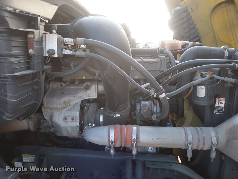 image for item HJ9356 2016 Freightliner Cascadia 125  semi truck